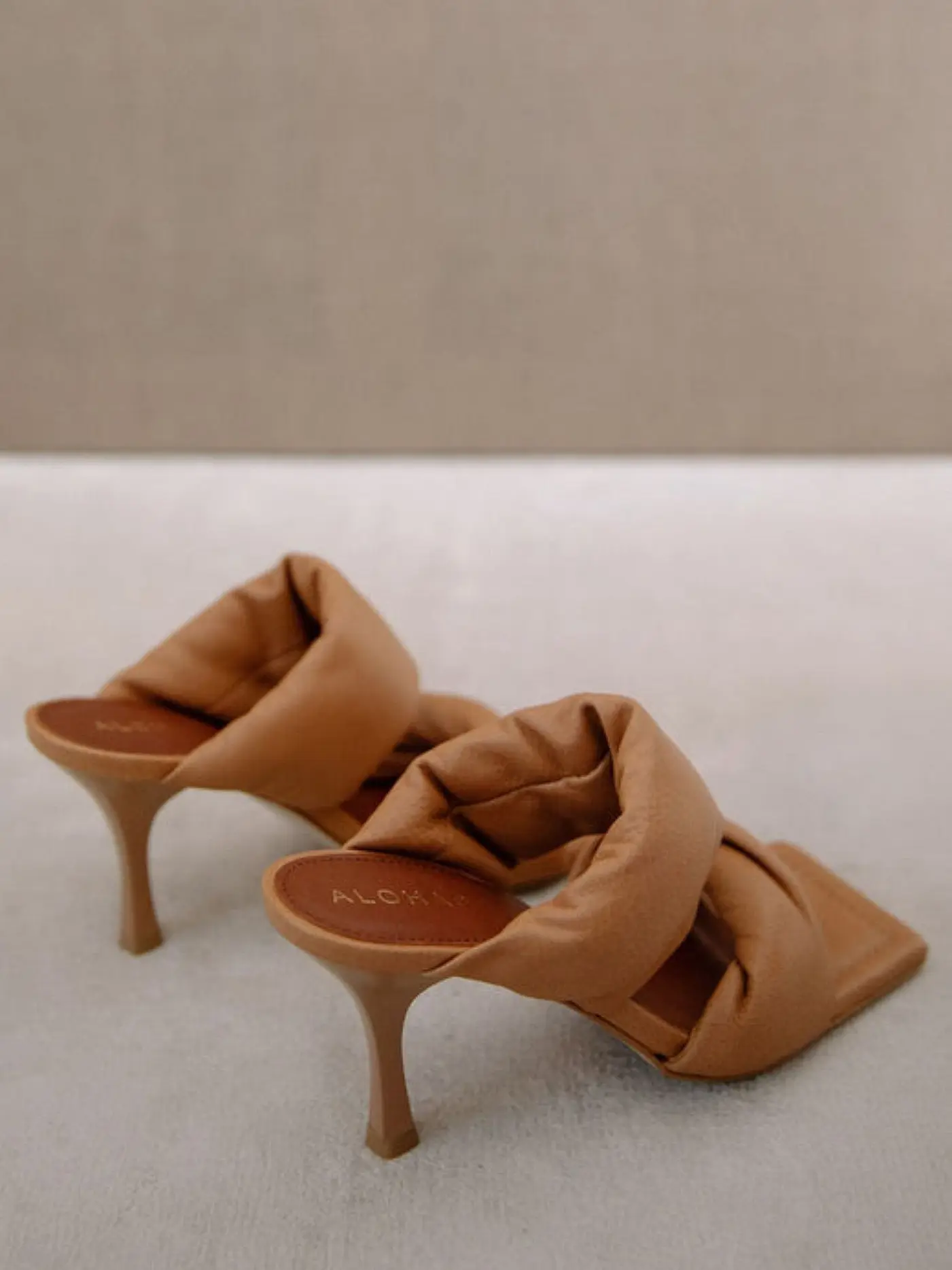 ALOHAS | Pantoletten Twist | camel