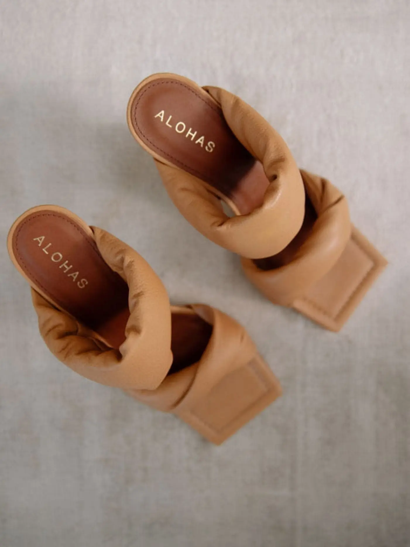 ALOHAS | Pantoletten Twist | camel