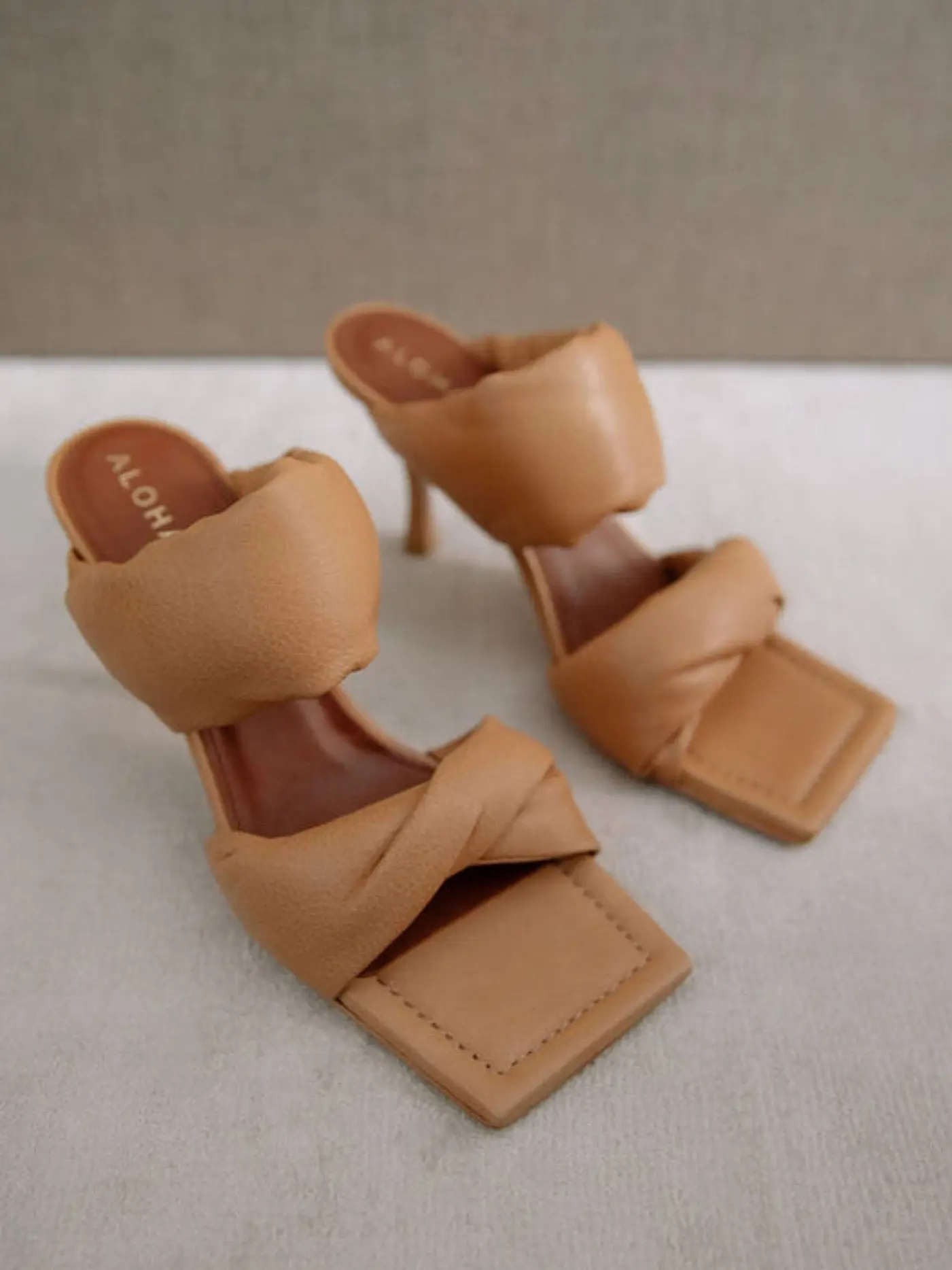 ALOHAS | Pantoletten Twist | camel