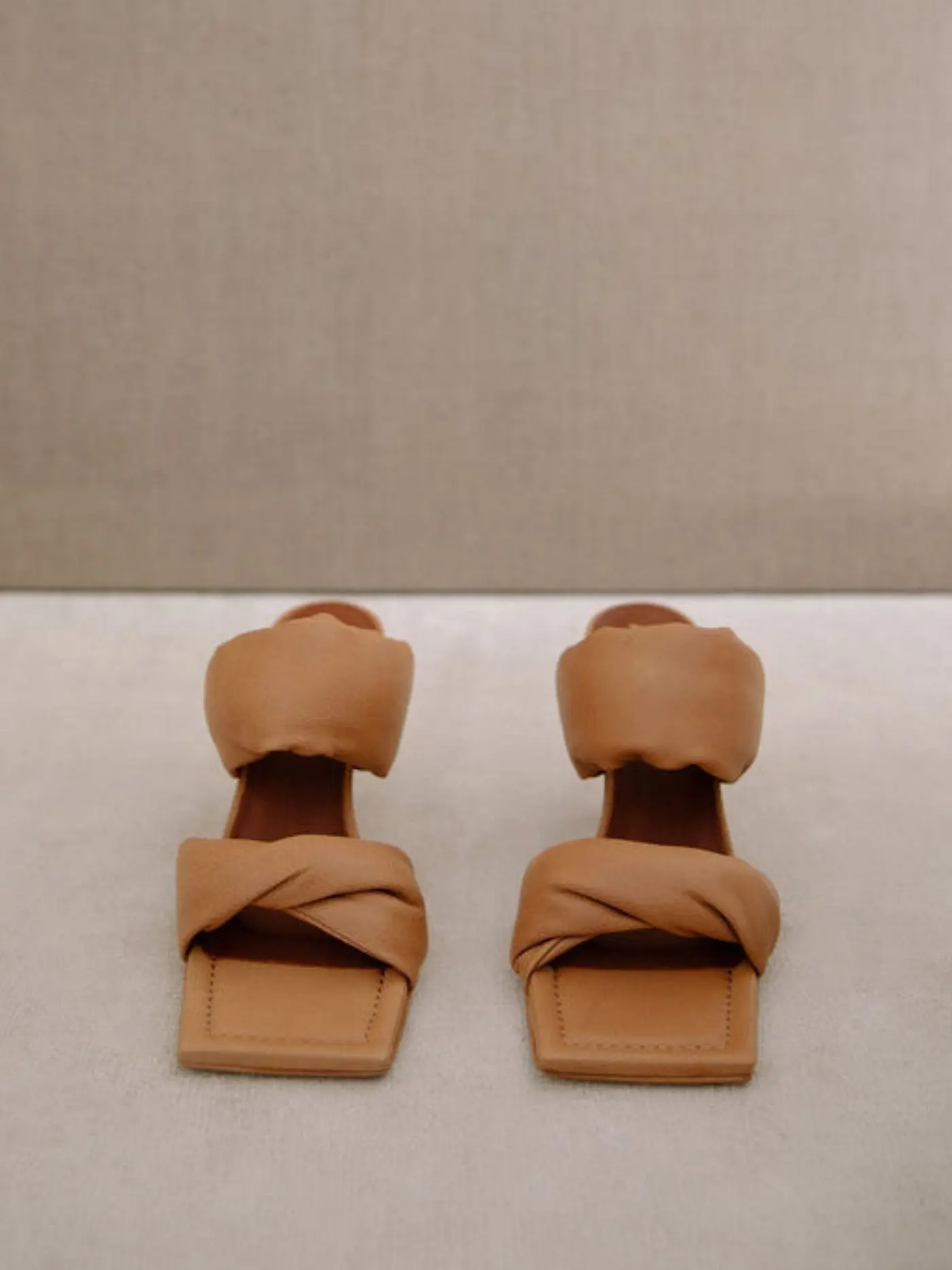 ALOHAS | Pantoletten Twist | camel