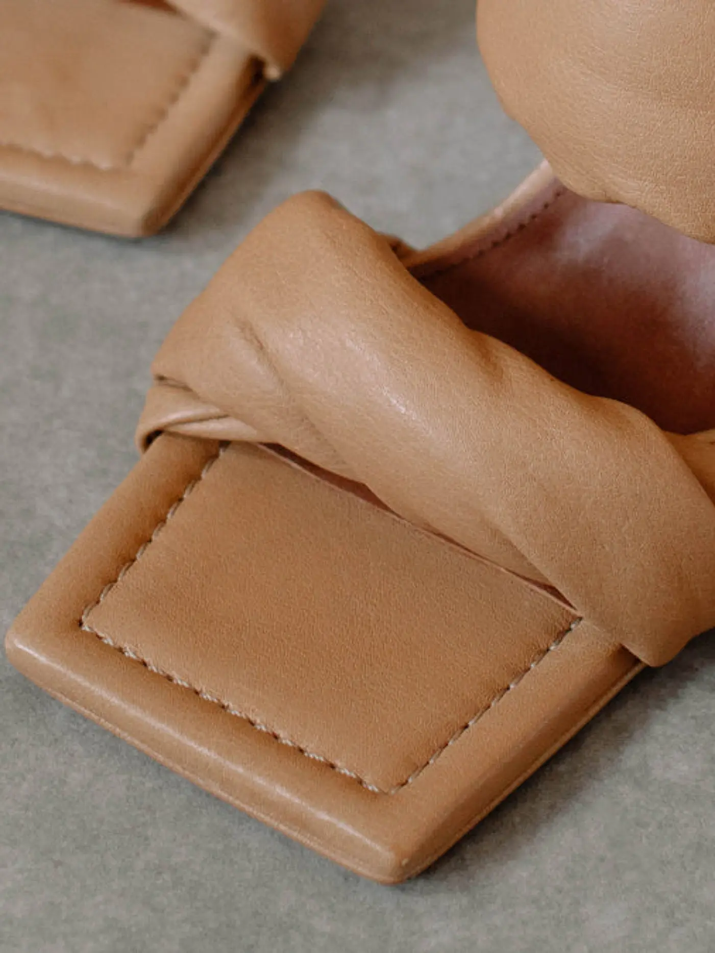 ALOHAS | Pantoletten Twist | camel