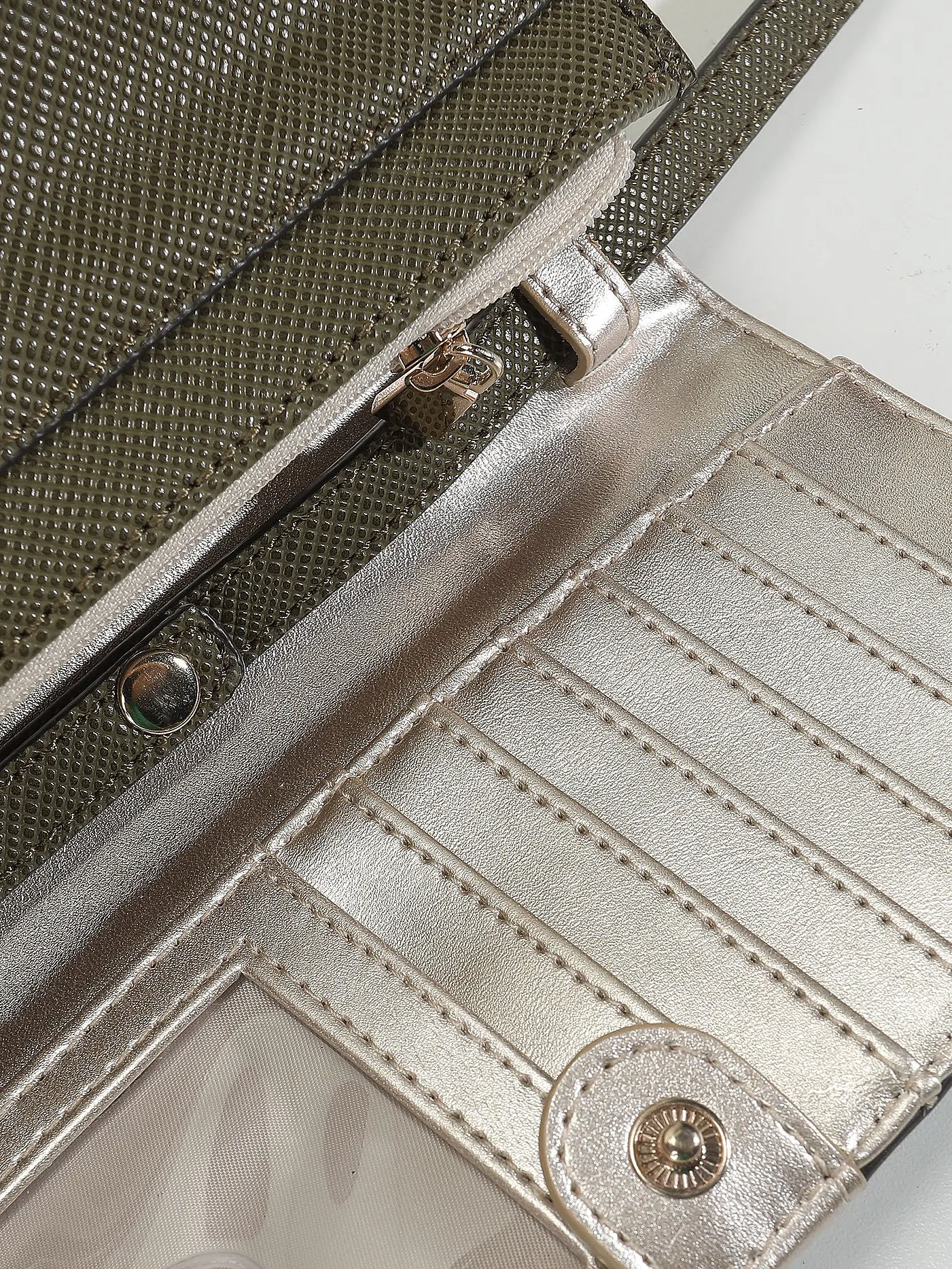 GUESS | Smartphonetasche LAUREL | olive