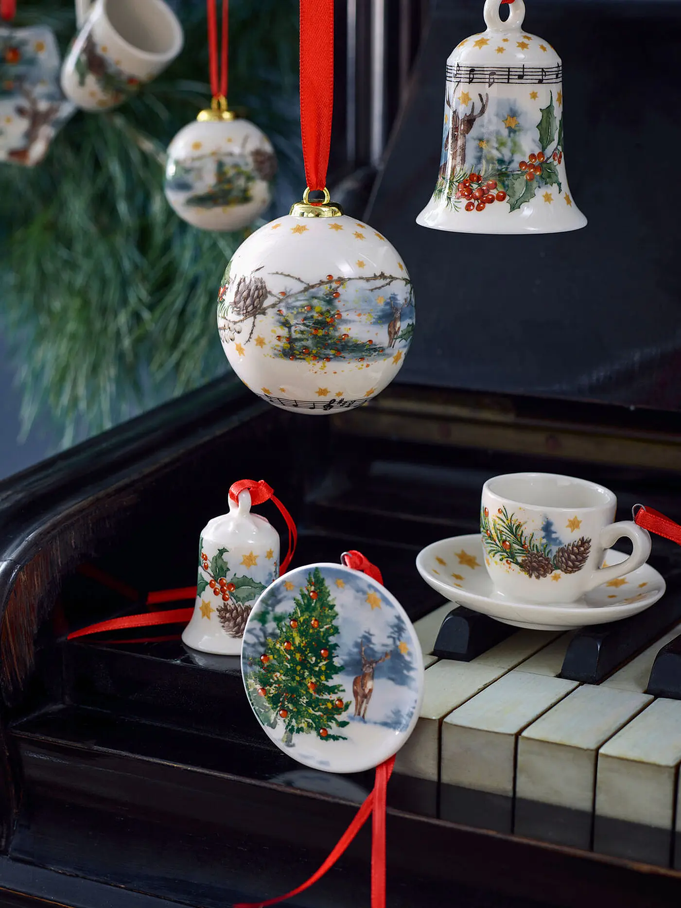 HUTSCHENREUTHER | Weihnachts Porzellan Kugel klein 2022 Am Weihnachtsbaum | bunt