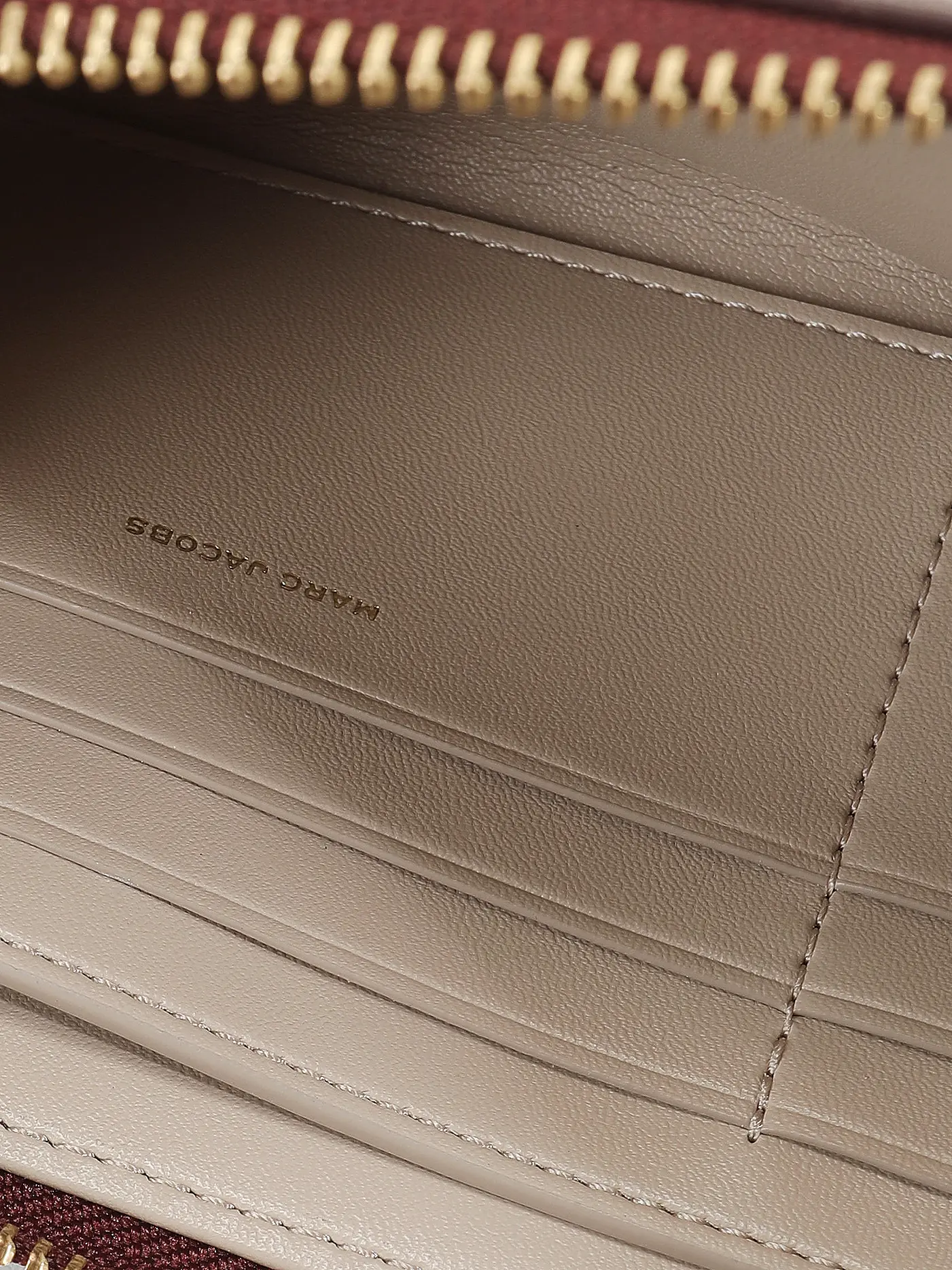 MARC JACOBS | Geldbörse THE CONTINENTAL WRISTLET | dunkelrot