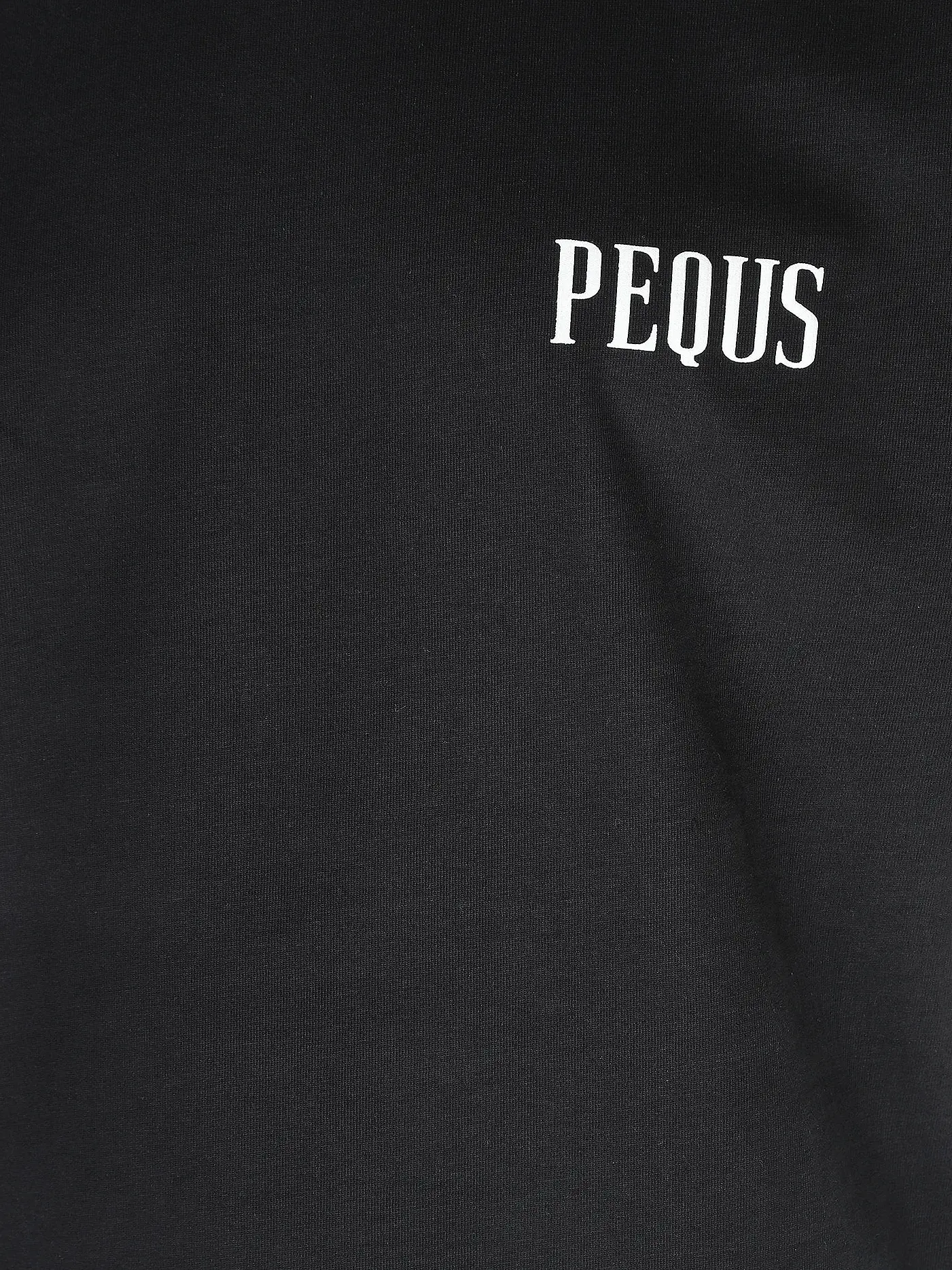 PEQUS | T-Shirt CHEST LOGO | schwarz