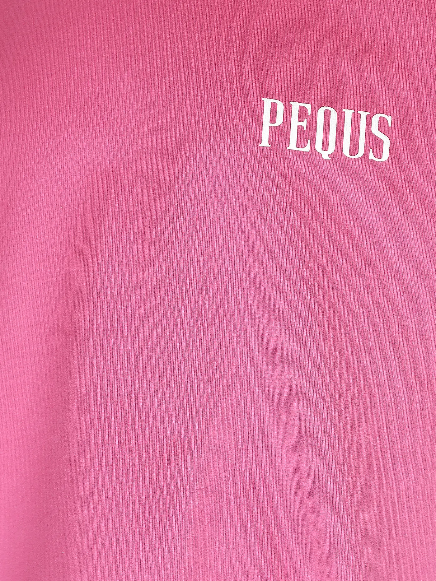PEQUS | T-Shirt CHEST LOGO | pink