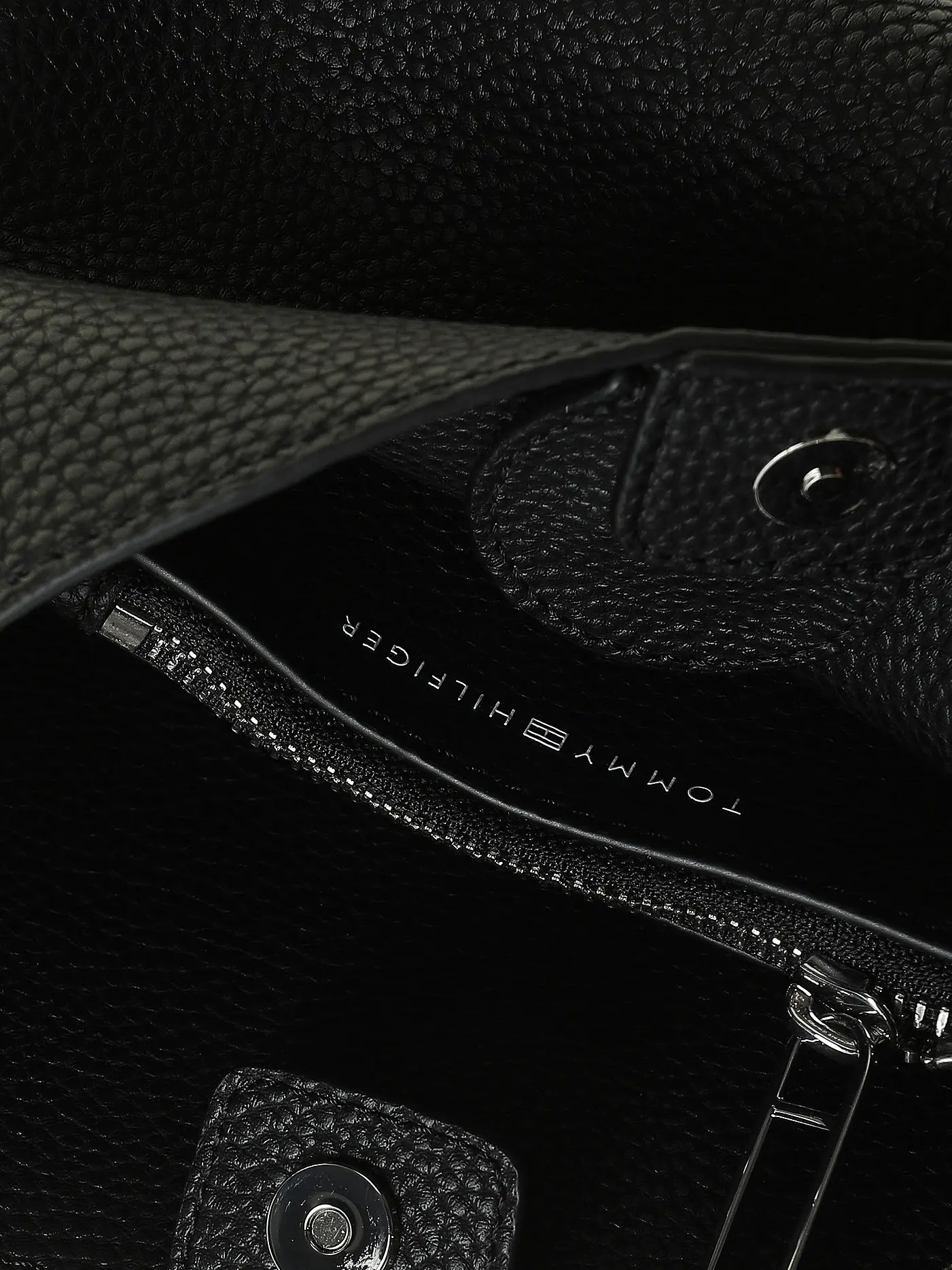 TOMMY HILFIGER | Mini Bag TH EMBLEM CROSSOVER | schwarz