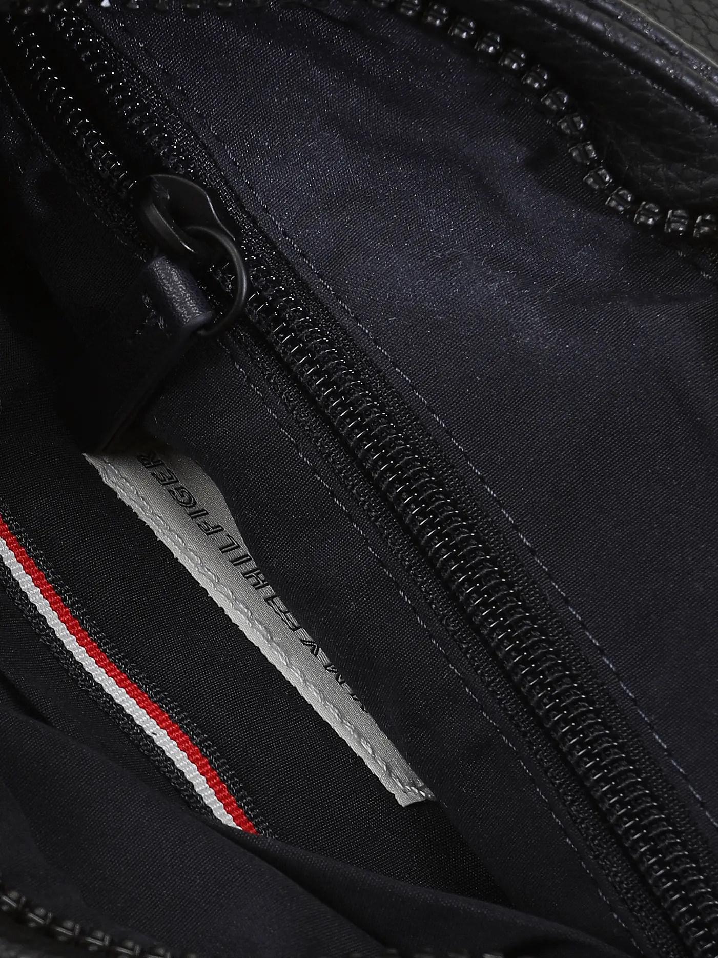 TOMMY HILFIGER | Tasche - Crossbody Essential | schwarz
