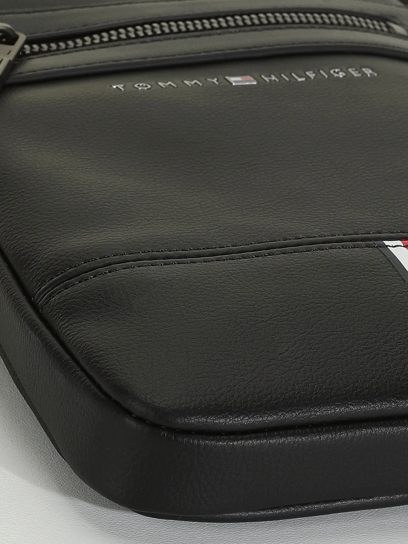 TOMMY HILFIGER | Tasche TH CORPORATE MINI CROSSOVER | schwarz